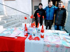 El Servei Prelaboral dAmposta celebra Sant Valent amb una parada