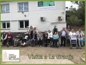 Els usuaris de la Residncia i Centre de Dia Llinars del Valls realitzen una visita a La Granja